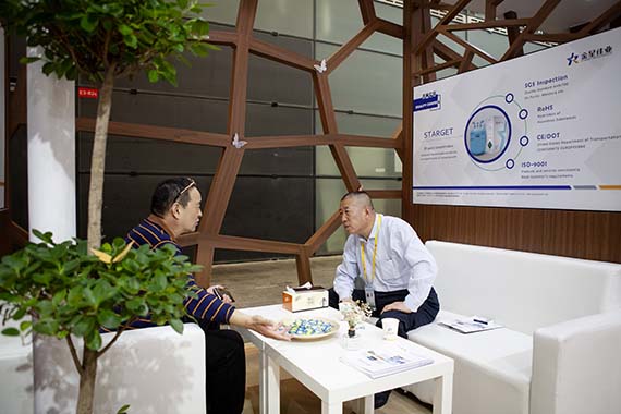 2. The Chairman of Starget Rrefrigerant talks to our customer