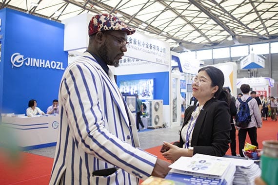 4. The Starget Refrigerant Staff Talks to Our Customer