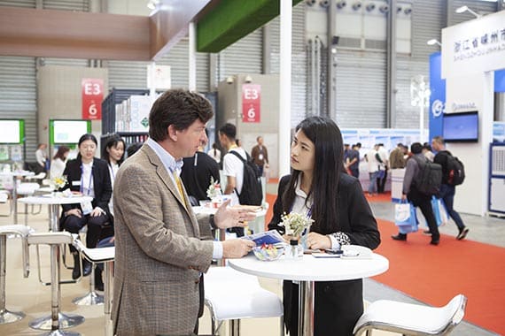 5. The Starget refrigerant staff answers the questions for our customer